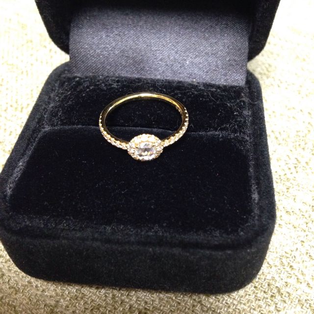 【AHKAH(アーカー)の口コミ】 真ん中のダイヤがとてもきれいに輝いてたのと、リングが華奢な細いタイプ…