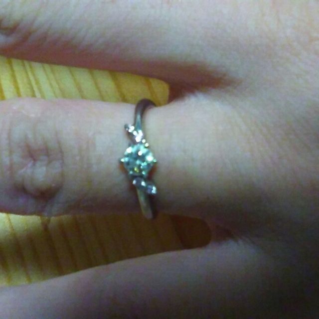 【PORTADA(ポルターダ)の口コミ】 一粒ダイヤのまわりのピンクダイヤモンドのデザインがめずらしい形でとて…