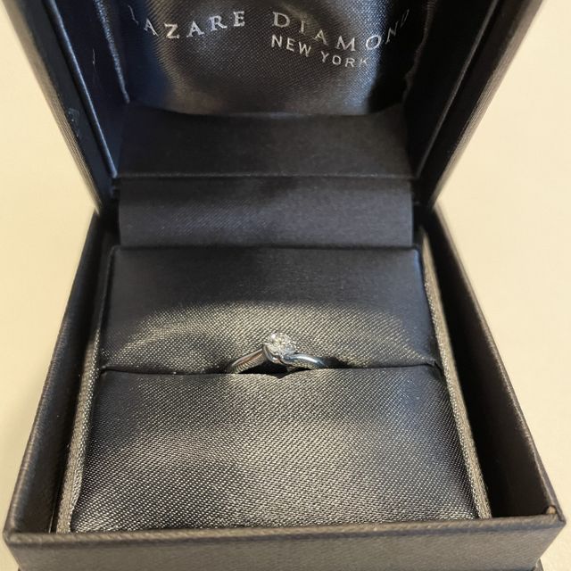 【ラザール ダイヤモンド(LAZARE DIAMOND)の口コミ】 指輪のデザインは結婚指輪と重ねても見栄えがいいようにシンプルなデザイ…