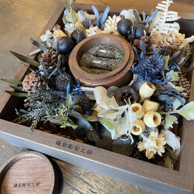 【鎌倉彫金工房の口コミ】 とくにブランドにこだわりがなかった為、お互いに結婚指輪を手作りし、贈…