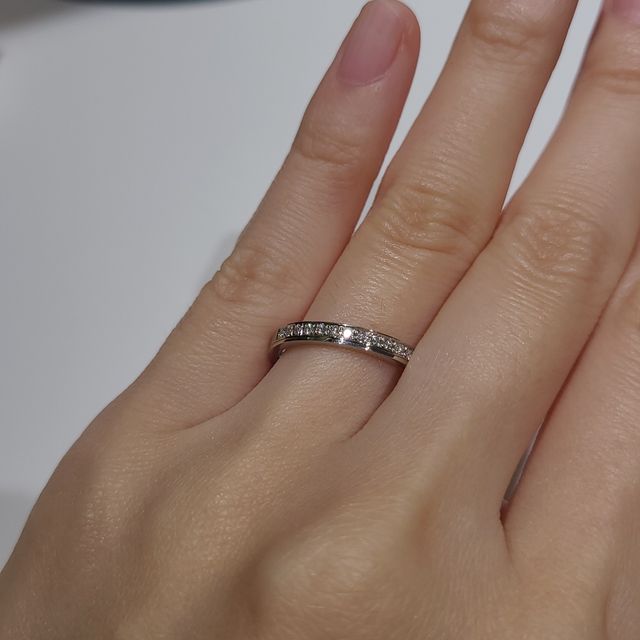 【ラザール ダイヤモンド(LAZARE DIAMOND)の口コミ】 シンプルなエタニティリングですが、ツートンタイプで他のブランドでは見…