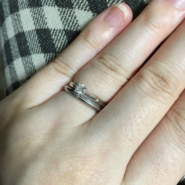 【AFFLUX(アフラックス)の口コミ】 盾詰めのシンプルなタイプの婚約指輪がほしくて探していました。婚約指輪…