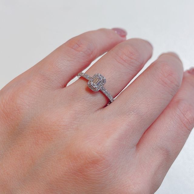 【BRILLIANCE+(ブリリアンスプラス)の口コミ】 エメラルドカットのダイヤが決め手です！また、イエローゴールドが良かっ…