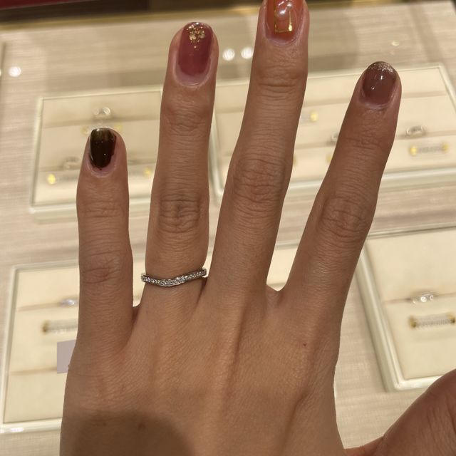 【カルティエ(Cartier)の口コミ】 カルティエで不動の人気を誇るバレリーナ。
指が細い日本人女性に似合うデ…