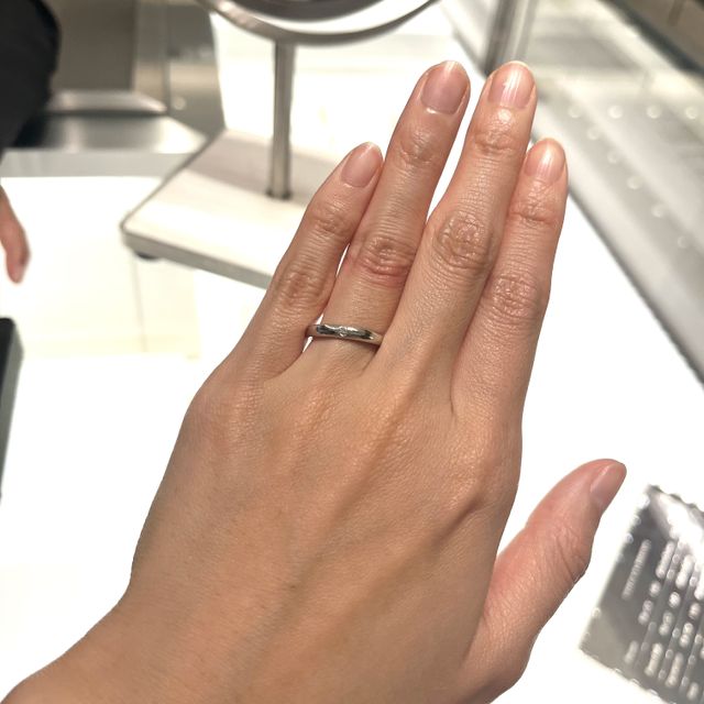 【ティファニー(Tiffany & Co.)の口コミ】 シンプルなデザインなものを見させていただきました。1枚目の写真のものは…