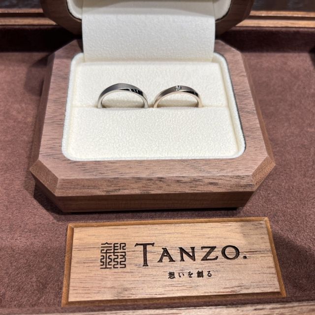 【TANZO.(鍛造指輪)の口コミ】 何店舗かお店を巡ったのですが、2人とも気にいるデザインがなくオーダーメ…