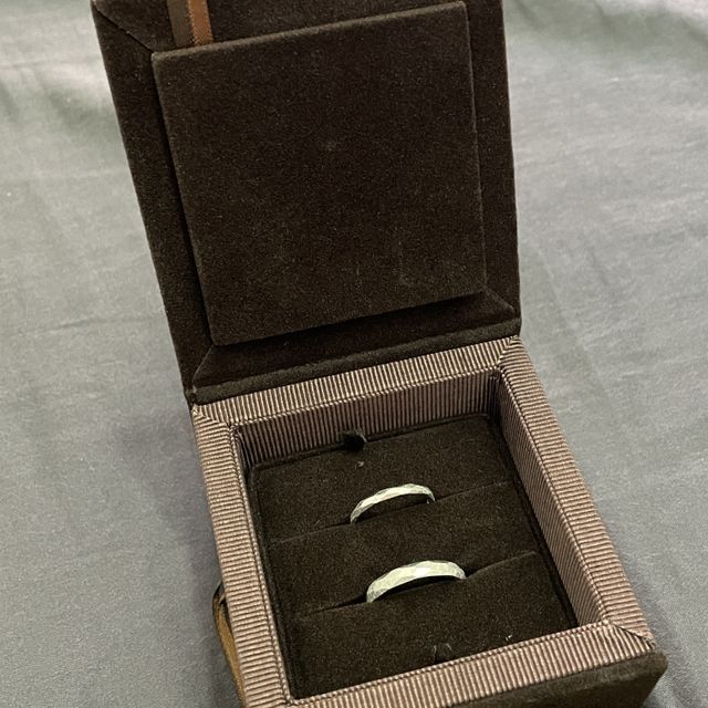 【PAVEO CHOCOLAT(パヴェオショコラ)の口コミ】 槌目デザインで探していました。
他社は槌目でも規則的なデザインが多く、…