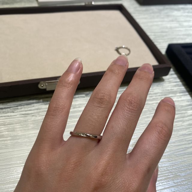 【TRECENTI(トレセンテ)の口コミ】 シンプルで飽きのこないデザインでした。
真ん中がひねられてることで、プ…