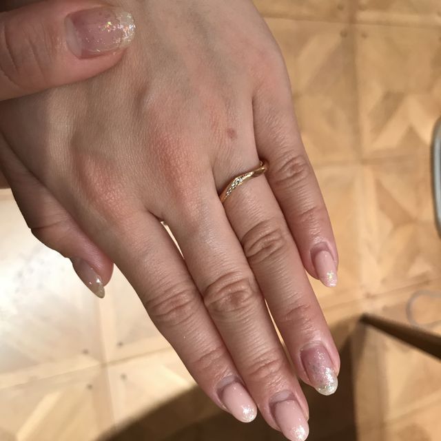 【TRECENTI(トレセンテ)の口コミ】 シンプルなデザインです。
指輪のカットにこだわりがあるとのことで付け心…