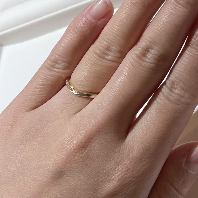 【杢目金屋(もくめがねや)の口コミ】 木目の部分と、石の輝きの部分と両方楽しめる可愛いデザインでした。
この…