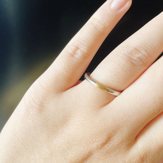 【出雲結(いずもゆい)の口コミ】 シンプルで、ダイヤの婚約指輪と重ね付けできるものを探していました。シ…