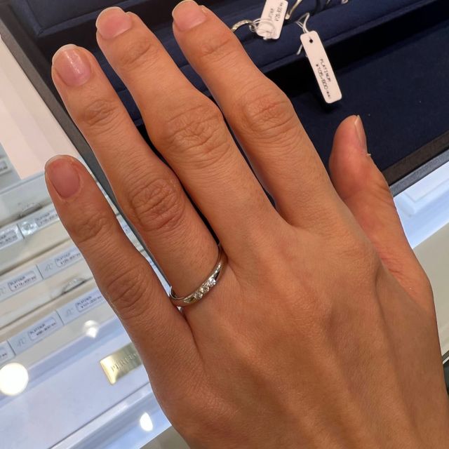 【4℃ BRIDAL(ヨンドシーブライダル)の口コミ】 シンプルなストレートタイプのリングで、日常使いしやすいと思いました。…