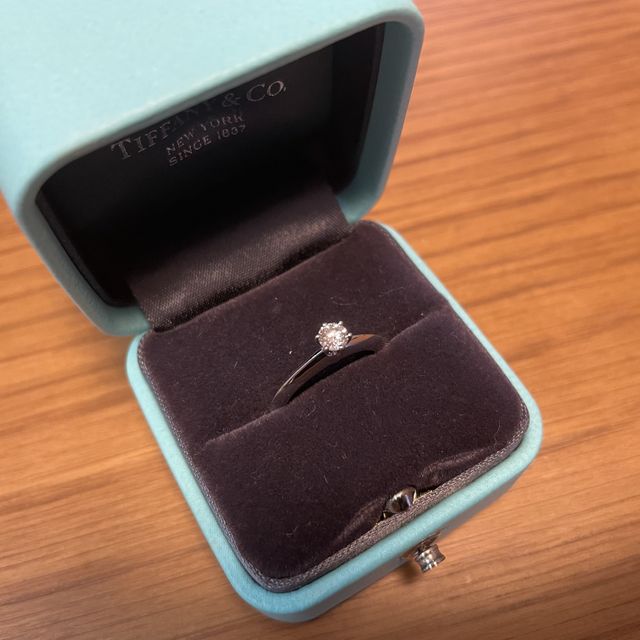 【ティファニー(Tiffany & Co.)の口コミ】 指輪の決め手は、シンプルなデザインと実際に着けてみた時の指のフィット…