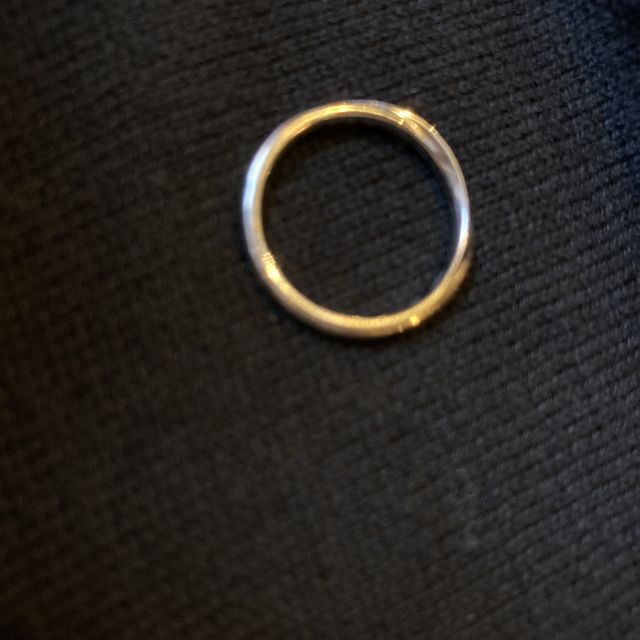 【俄(にわか)の口コミ】 とても素敵なデザインでした。シンプルなものを探していましたが、ダイヤ…