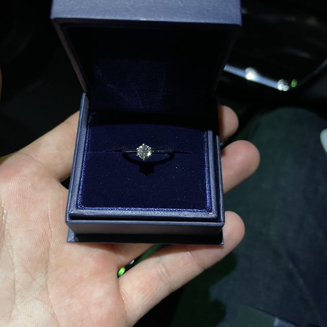 【銀座ダイヤモンドシライシの口コミ】 まず、彼女の指のサイズが分からなかったので、夜中寝てる間にサイズを測…