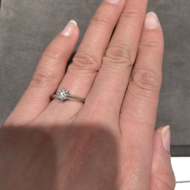 【ティファニー(Tiffany & Co.)の口コミ】 プラチナの立て爪一石のシンプルなデザインで探していて、他のハイブラン…