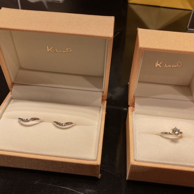 【ケイウノ ブライダル(K.UNO BRIDAL)の口コミ】 デザイン、テイスト、素材を二人で選んで購入をしたいと考えていたため。…