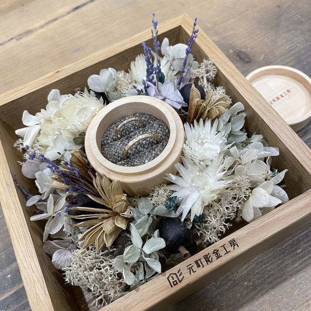 【鎌倉彫金工房の口コミ】 シンプルなシルバーのリングではなく、ゴールドでマットや槌目の加工が入…