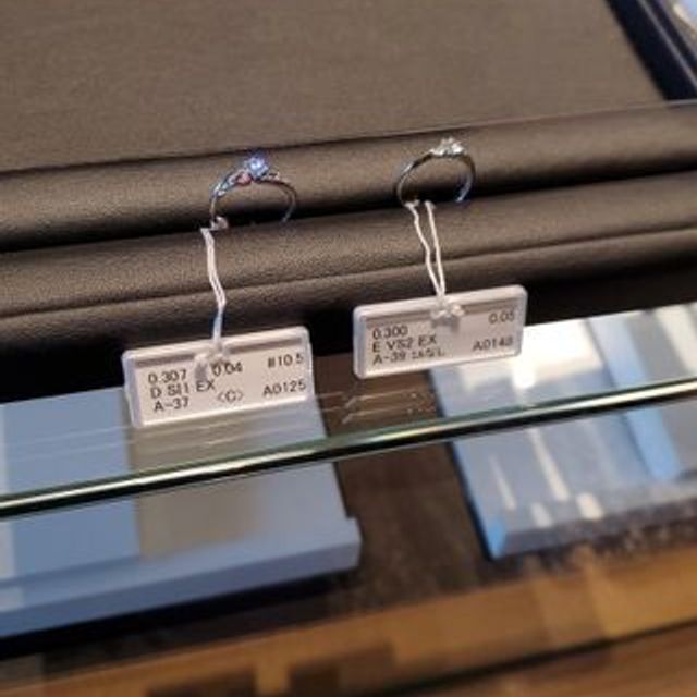 【I's stone(アイズストーン)の口コミ】 デザインが気に入ってくれてこの店のみで決まりました。
ブルーダイヤ、ピ…