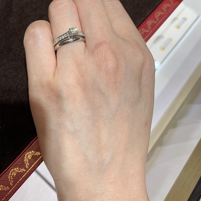 【カルティエ(Cartier)の口コミ】 センターのダイヤモンドが映えるデザインで、リングはハーフエタニティの…