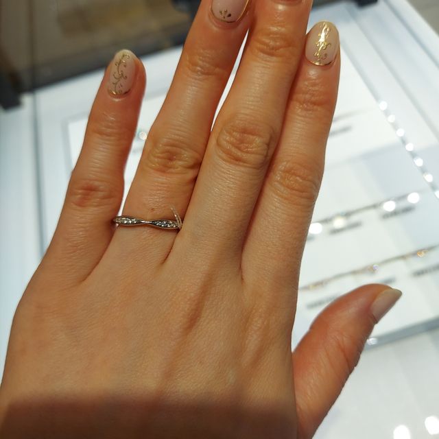 【シャネル(CHANEL)の口コミ】 カメリアのハーフエタニティです。細目の華奢なデザインで、写真だとわか…