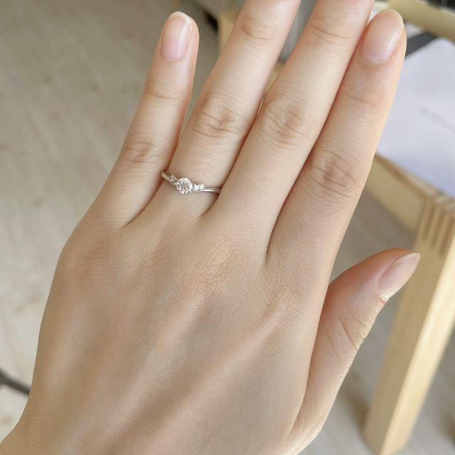 【ラザール ダイヤモンド(LAZARE DIAMOND)の口コミ】 V字でメレダイヤ付きが良かったこと。
プラチナリングの上にメレダイヤが…