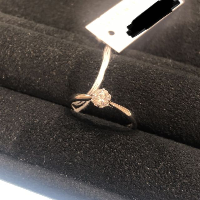 【ヴァンドーム青山(VENDOME AOYAMA)の口コミ】 細め・シンプルなリング中心に見ていました。お花のような石枠デザインに…