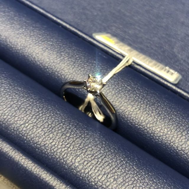 【銀座ダイヤモンドシライシの口コミ】 数ブランド回りましたが、ダイヤの輝きが特に強く感じました。複数の輝き…