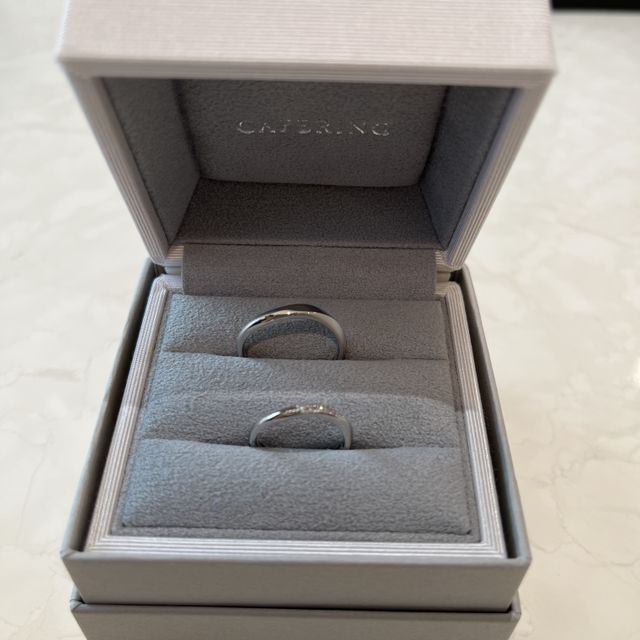 【CAFERING(カフェリング)の口コミ】 指輪の太さは細めのウェーブのタイプのピンクダイヤに惚れて決めました。
…