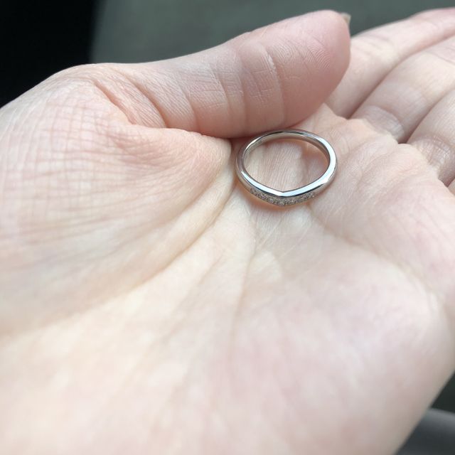 【4℃ BRIDAL(ヨンドシーブライダル)の口コミ】 V字カットの指輪で探していました。普段も指輪をよくつけていたのでファッ…