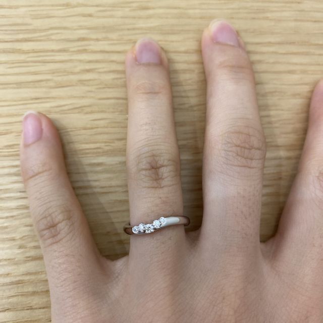 【銀座ダイヤモンドシライシの口コミ】 いいなぁって思う指輪が多く、多数の指輪候補の中から選んでいたところス…