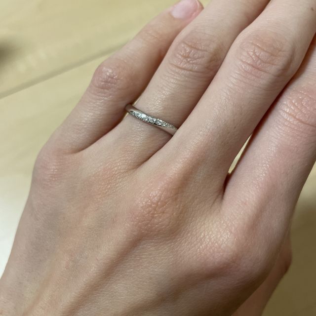 【4℃ BRIDAL(ヨンドシーブライダル)の口コミ】 シンプルで着け心地の良いウェーブタイプです。ハート&キューピッドカ…