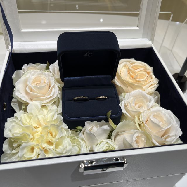 【4℃ BRIDAL(ヨンドシーブライダル)の口コミ】 普段ずっと付けるものなのでシンプルなデザインを探していました。彼女が…