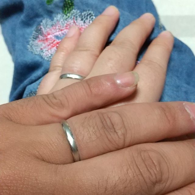 【insembre(インセンブレ)の口コミ】 斜めにラインが入っていて、角度によって色が変わるのがシンプルかつエレ…