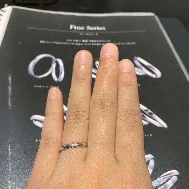 【エクセルコダイヤモンド(EXELCO DIAMOND)の口コミ】 細身で側面に入るミル打ちが特徴的な指輪です。一粒のダイヤモンドがキラ…