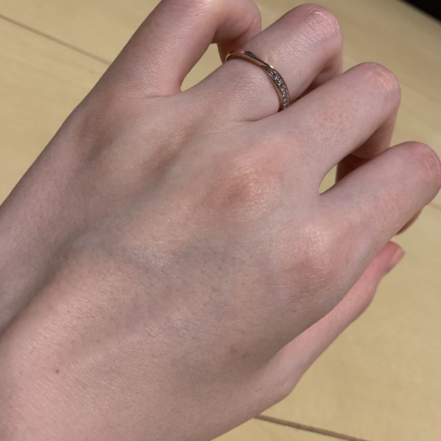 【ケイウノ ブライダル(K.UNO BRIDAL)の口コミ】 デザインがとても気に入りました。リボンのねじりとダイヤのキラキラが指…