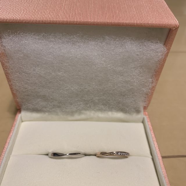 【ケイウノ ブライダル(K.UNO BRIDAL)の口コミ】 デザインがとても気に入りました。リボンのねじりとダイヤのキラキラが指…