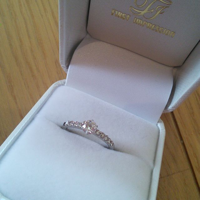【FIRST IMPRESSIONの口コミ】 たくさん素敵な指輪がある中で、特に目を引いたのがこの指輪でした。私の…