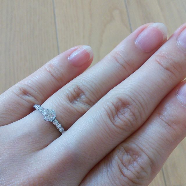 【FIRST IMPRESSIONの口コミ】 たくさん素敵な指輪がある中で、特に目を引いたのがこの指輪でした。私の…