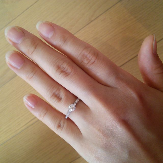 【FIRST IMPRESSIONの口コミ】 たくさん素敵な指輪がある中で、特に目を引いたのがこの指輪でした。私の…