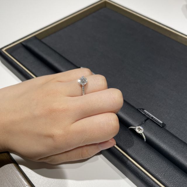 【ラザール ダイヤモンド(LAZARE DIAMOND)の口コミ】 他店もいくつか周りましたが、ダイヤモンドの輝きが違いました。特に七色…