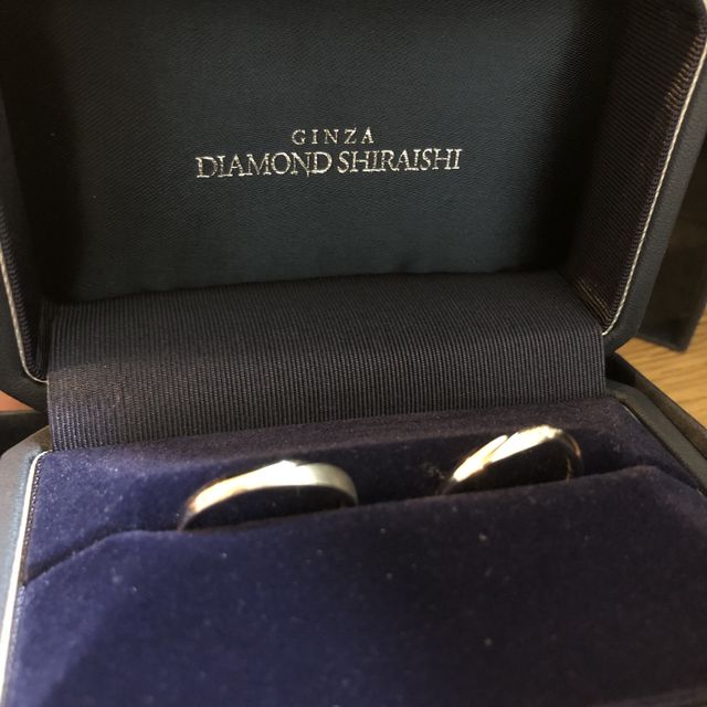 【銀座ダイヤモンドシライシの口コミ】 シンプルなデザインの中にもモダンな雰囲気があったため。マットな部分と…
