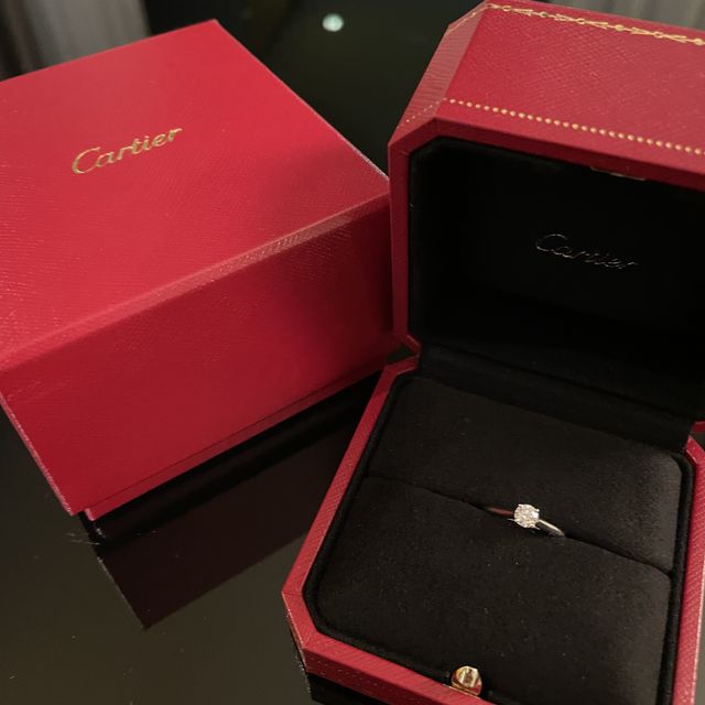 【カルティエ(Cartier)の口コミ】 婚約指輪はずっと憧れのブランドだったカルティエで決めていました。名の…
