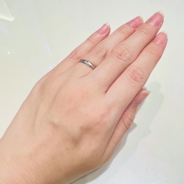 【nocur(ノクル)の口コミ】 希望予算あたりでいくつか指輪を見繕ってもらいました。夫が色黒で、鏡面…