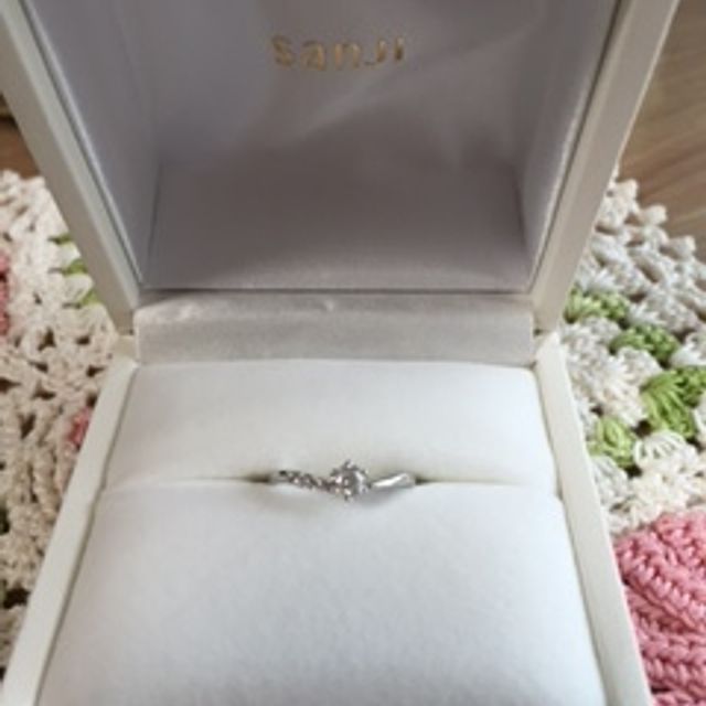 【Flowers(フラワーズ)の口コミ】 可愛らしいＶ字の形状に片側にダイヤモンドが流れるようにはめ込まれてい…