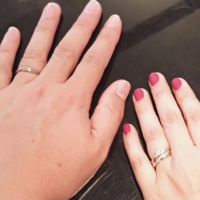 【Katamu(カタム)の口コミ】 ハニーイエローゴールドが
外に出るとプラチナっぽく見えて不思議なリング…