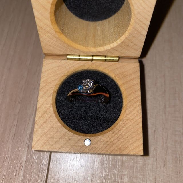 【SORA(ソラ)の口コミ】 結婚指輪がねじれのあるデザインだったため、重ね付けできるようにねじれ…