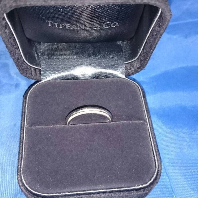 【ティファニー(Tiffany & Co.)の口コミ】 結婚指輪とはいえ、普通のリングは嫌だったので、あまり派手すぎずの周り…