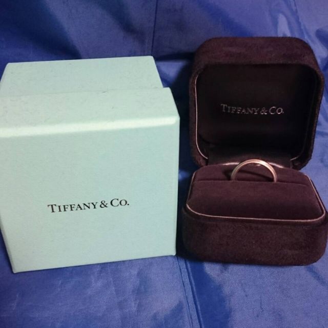 【ティファニー(Tiffany & Co.)の口コミ】 結婚指輪とはいえ、普通のリングは嫌だったので、あまり派手すぎずの周り…