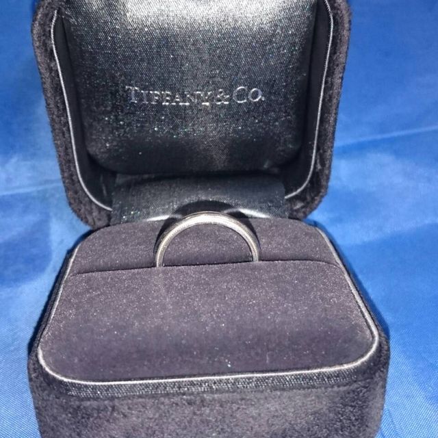 【ティファニー(Tiffany & Co.)の口コミ】 結婚指輪とはいえ、普通のリングは嫌だったので、あまり派手すぎずの周り…